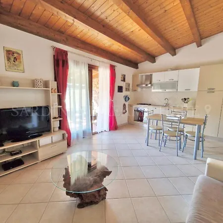 Flora With Pool And Private Parking