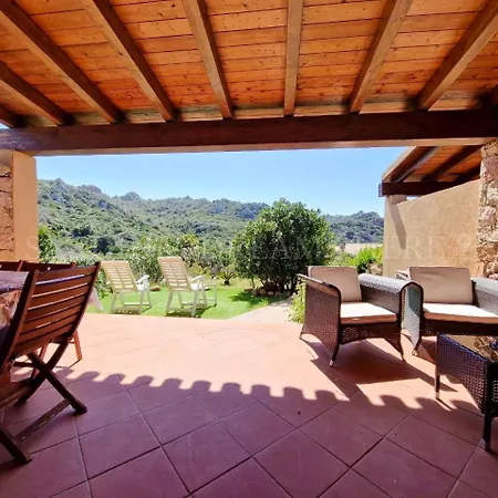 Flora Con Piscina Holiday home *